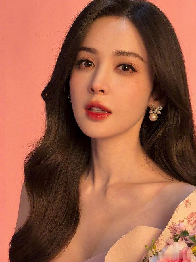 娜扎硬控妈妈朋友圈娜扎这一次让我们给母亲挑礼物都不用太费心思，鲜花美妆和手机这三