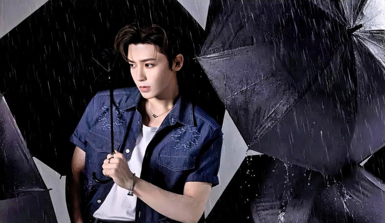 给檀健次做完“高定”演唱会，主办方换个名字给了侯明昊。倒计时猜歌、emoji