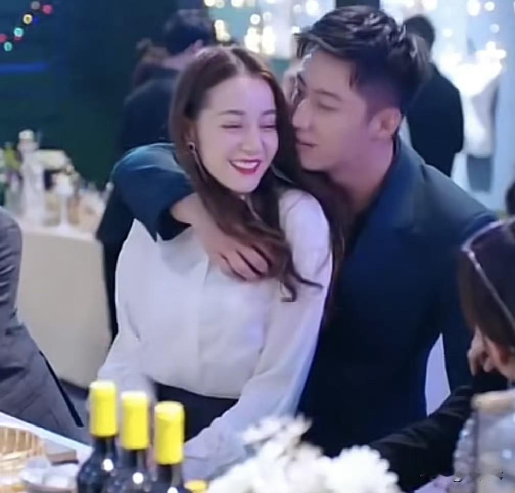 恋情实锤⁉️33岁黄景瑜和35岁金晨亲密动作引全网猜测，真相究竟如何？近日，随