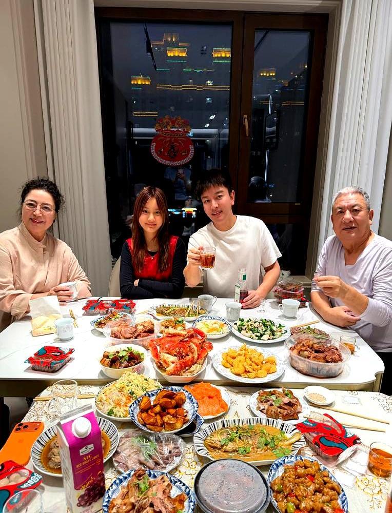 老爸直播间日入千万，12岁女儿却因1万块压岁钱，被骂到注销账号。“嫉妒了吗