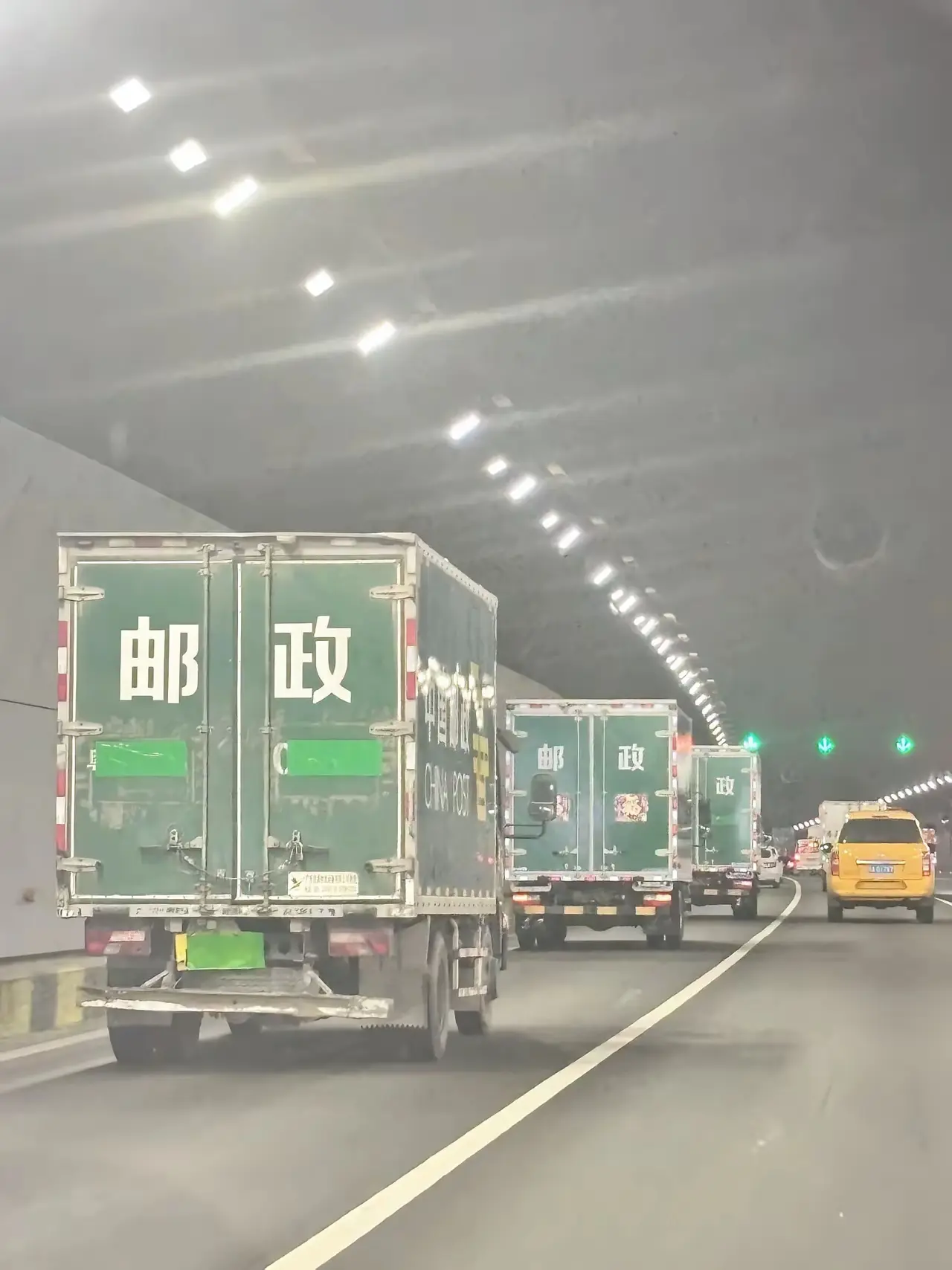 这两辆邮政车，为什么要遮挡号牌啊？