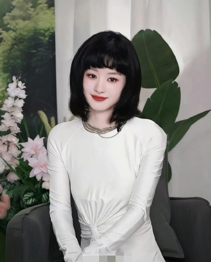 她自从拿奖后为啥一直整些奇奇怪怪的发型？[捂脸哭]