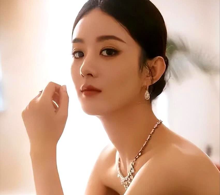 2012年，吴奇隆成立公司，要赵丽颖出10万元，给她1%的股份，赵丽颖碍于情面就