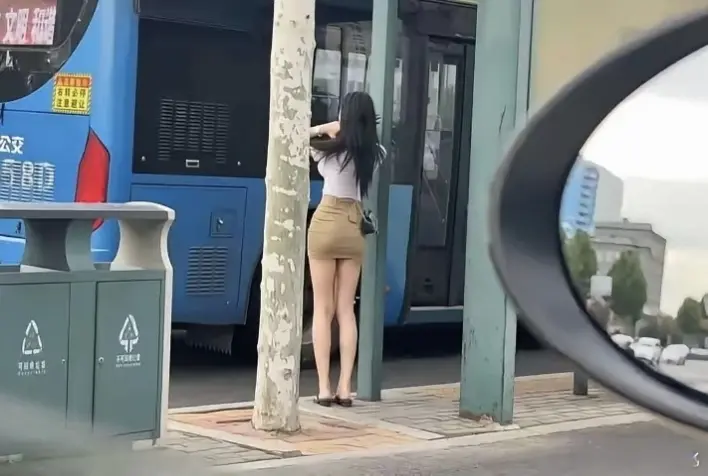 这么漂亮的女生居然也会等公交！