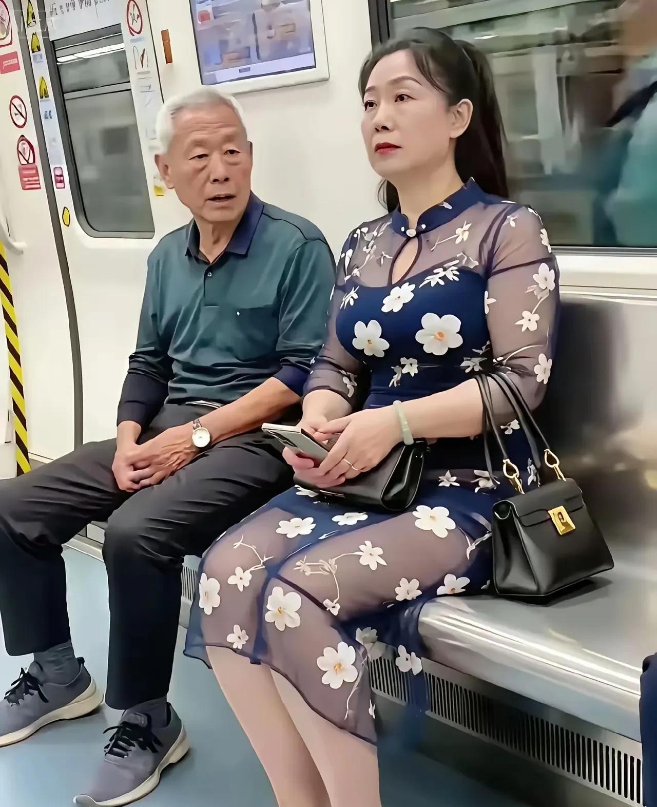 地铁上看到有一位大爷和一个少妇坐在一起，这少妇从穿衣打扮都很有女人味，穿着碎花连