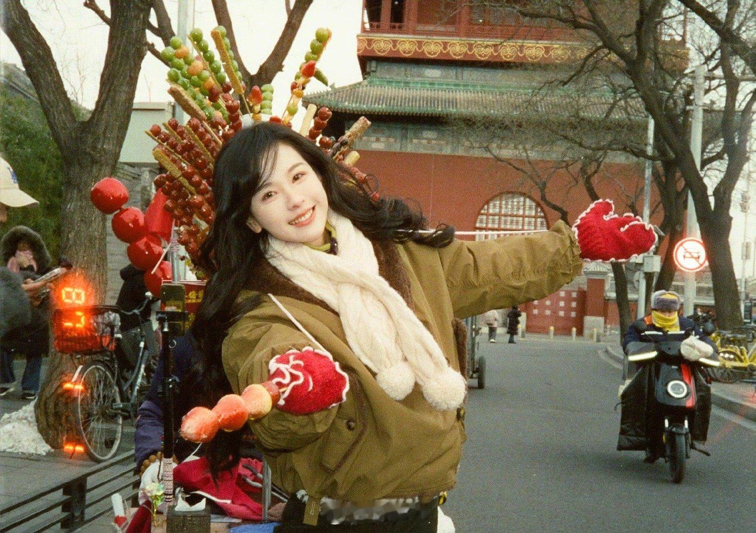 陈都灵请分我一串糖葫芦啊啊啊好萌好萌！陈都灵分享美照！祝大家初六，节日快乐陈都