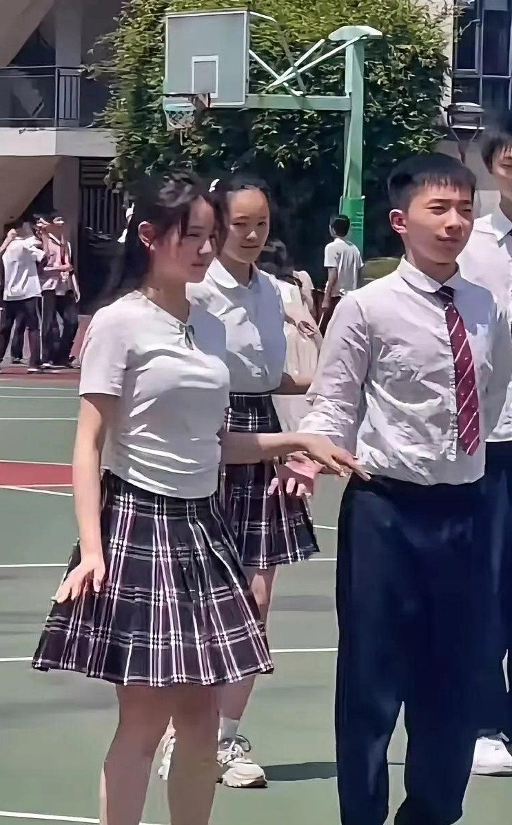 男生还是青瓜蛋子呢，女生已经有点韵味了。