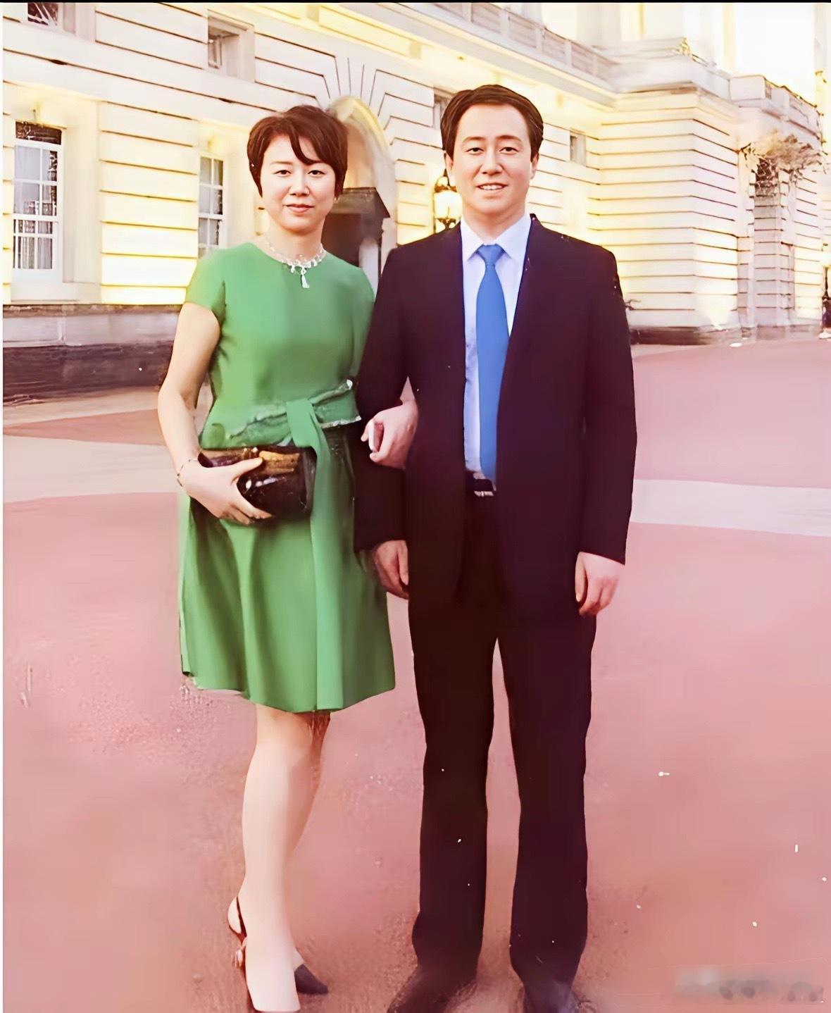 不懂就问，许家印父子都被判了，为什么他前妻却没事？这两人一起努力创立恒大的，属于