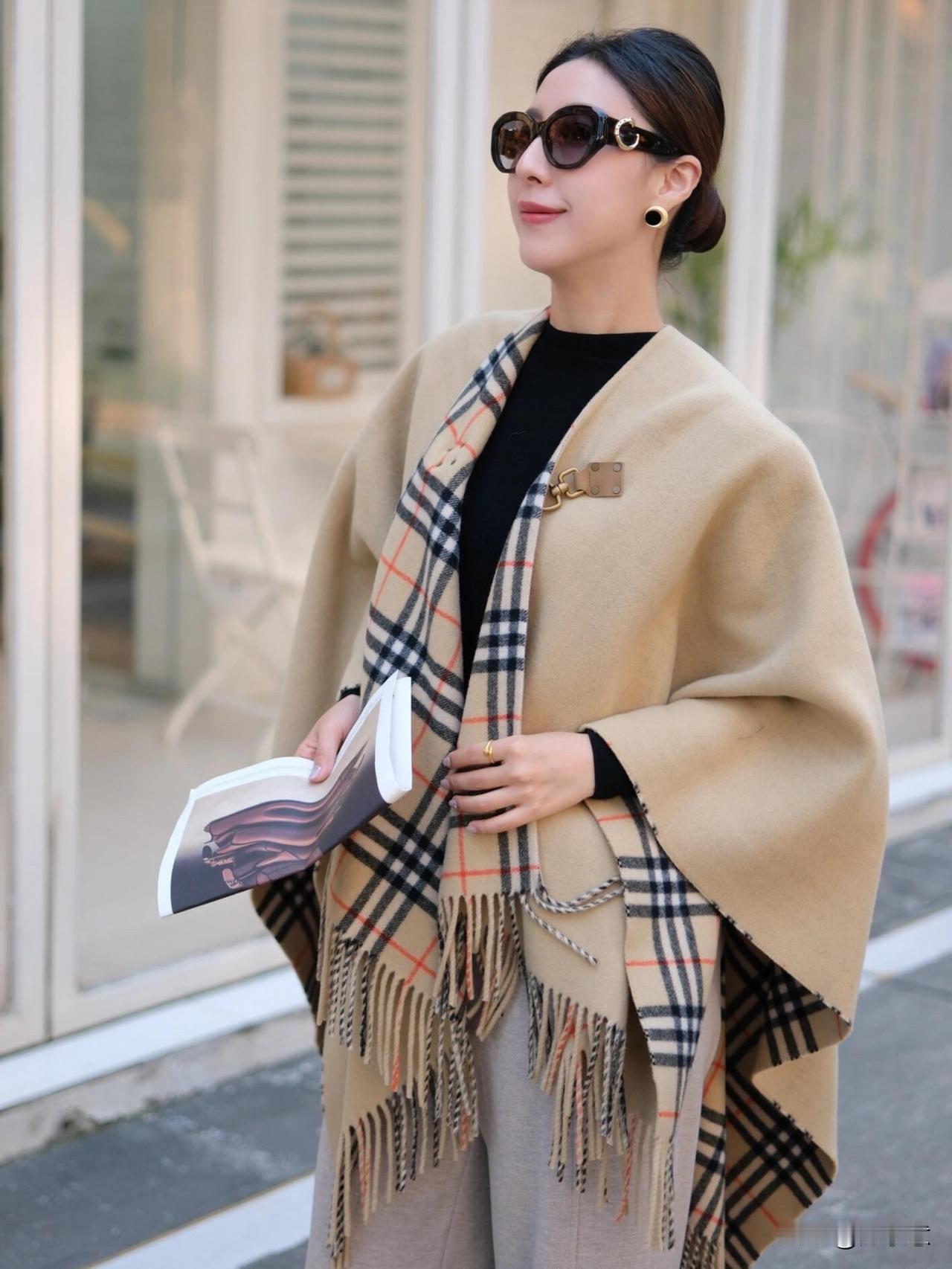 冬日穿搭｜Burberry斗篷的高级感~