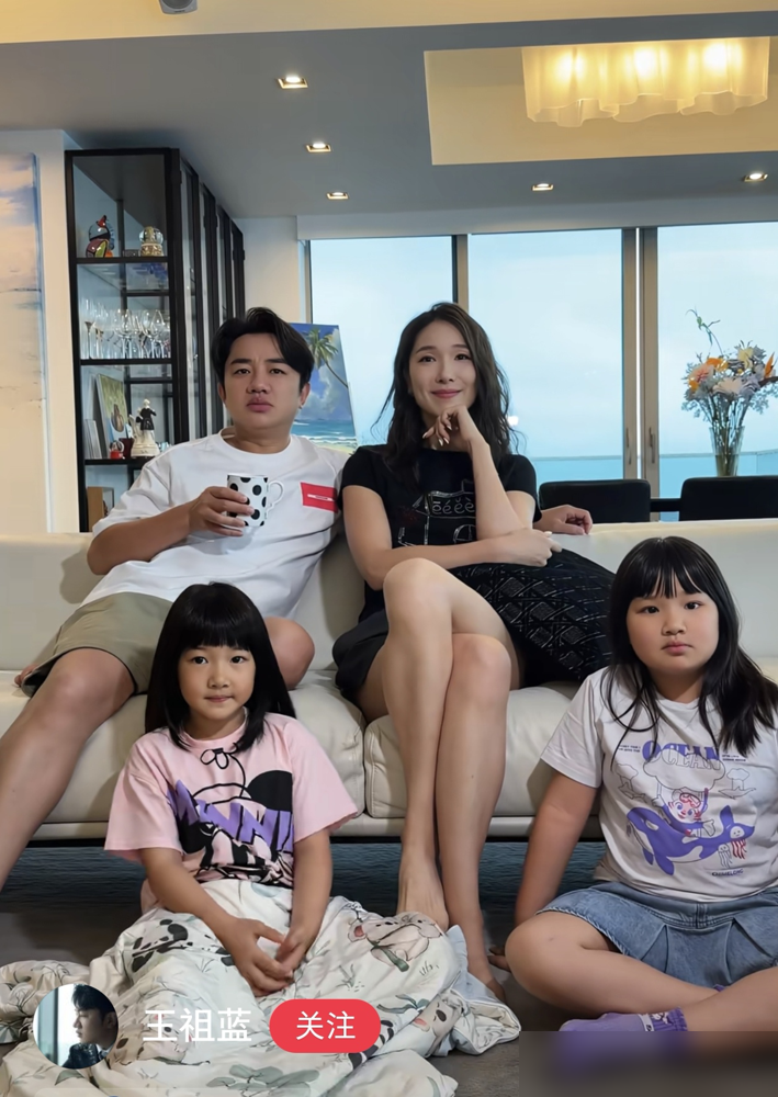 王祖蓝晒全家福，俩闺女鼻子、神态、笑容，活脱脱就是复制粘贴的他。李亚男的影子？一点没找着。当年多少人