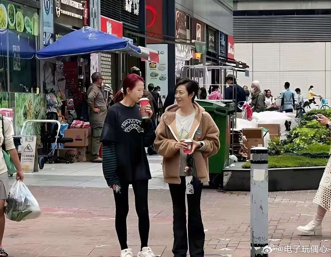 老天呐，差点没认出来，两个女神都比电视上好看一百倍！