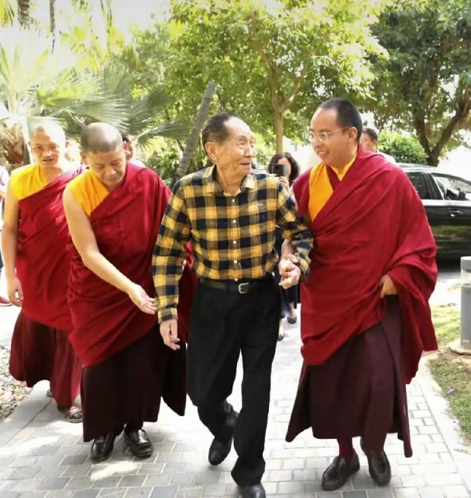 这是杂交水稻之父袁隆平和十一世班禅大师在一起交谈。一个是解决人们的吃饭问题，