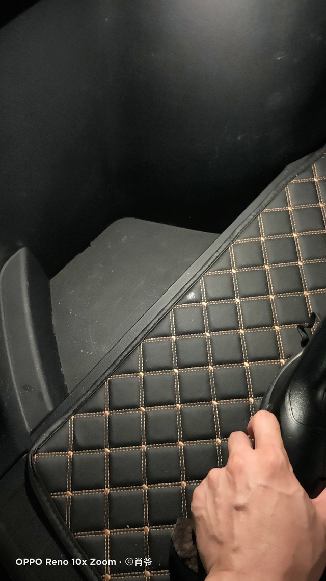 提醒各位广大车主后备箱这个位置千万不要进水，下面是一个电控模块，关于电子手刹系