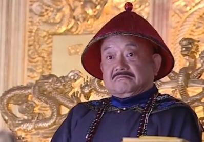 和珅发迹后，一帮穷亲戚来京投奔，和珅没给他们安排差事，而是说：“家里的银子有些潮