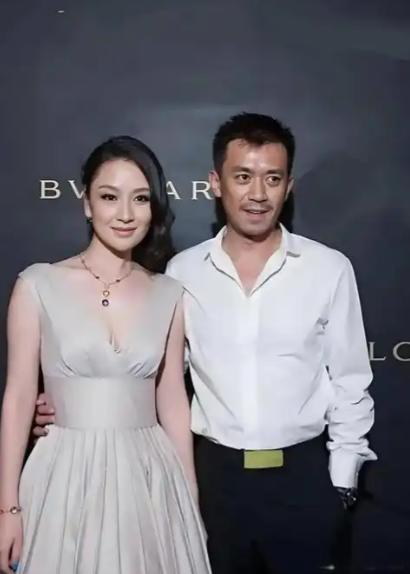 2009年，38岁的王学兵娶了31岁的美女孙宁。结婚时，孙宁又买房又办婚宴。结果