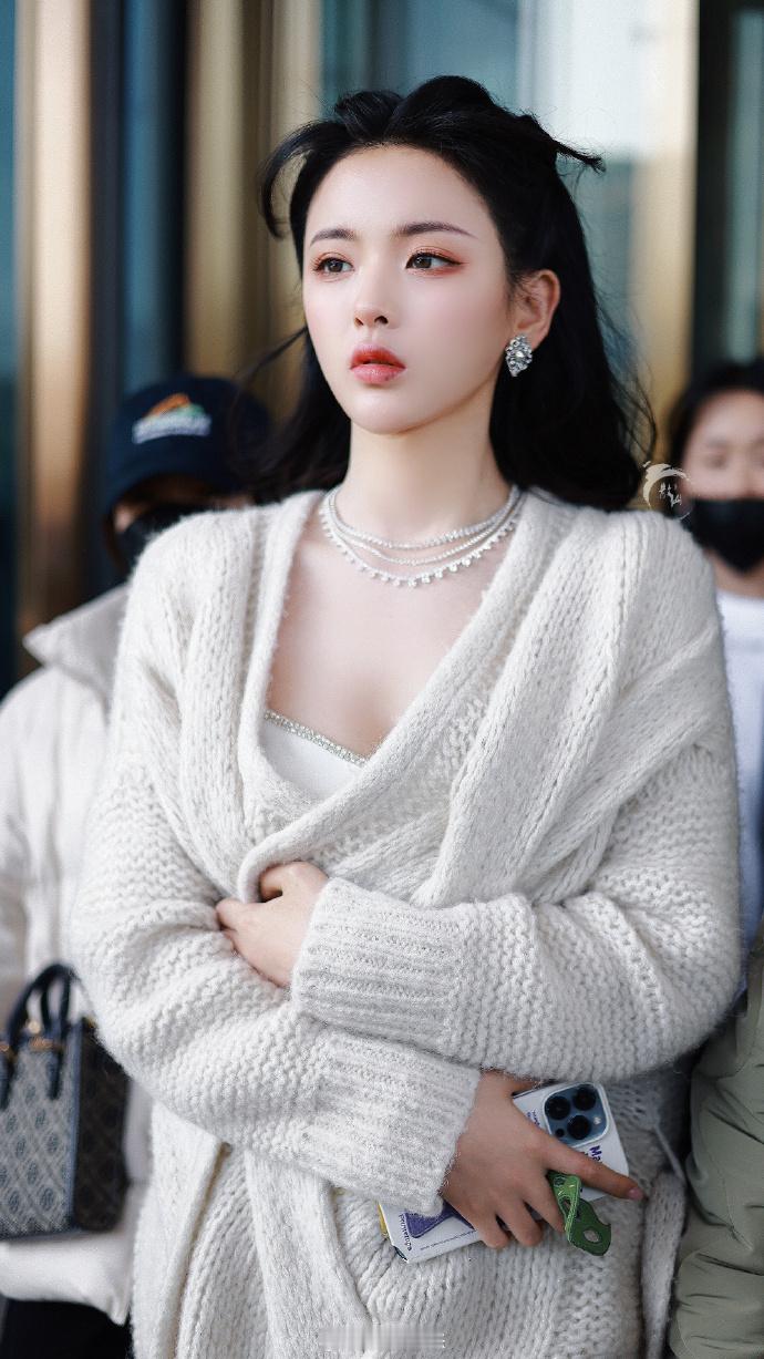陈都灵白色吊带裙太仙女了吧​​​