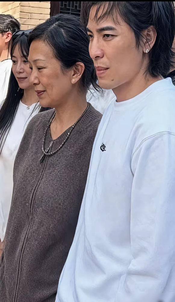 53岁林有慧生图被嘲显老不养人，我看笑了。萧敬腾14岁就跟着她，从住地下室的穷小子混成歌王，哪一步不
