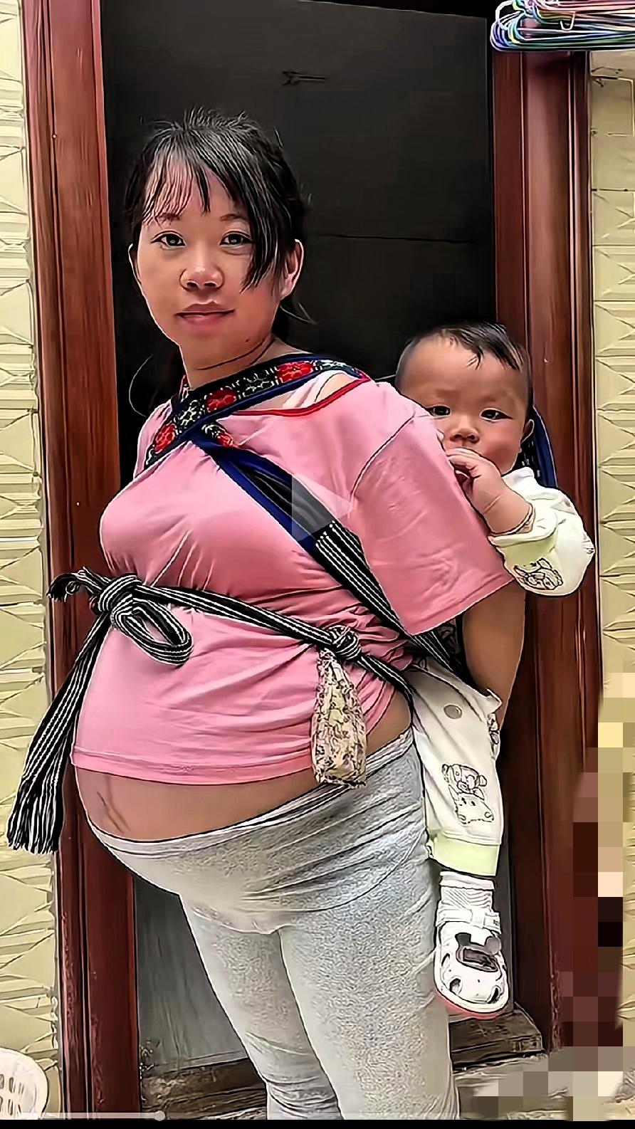 刷到那个视频时，我心一下就揪紧了——孕妇肚子大得快垂到膝盖，明显是快临盆的样子，