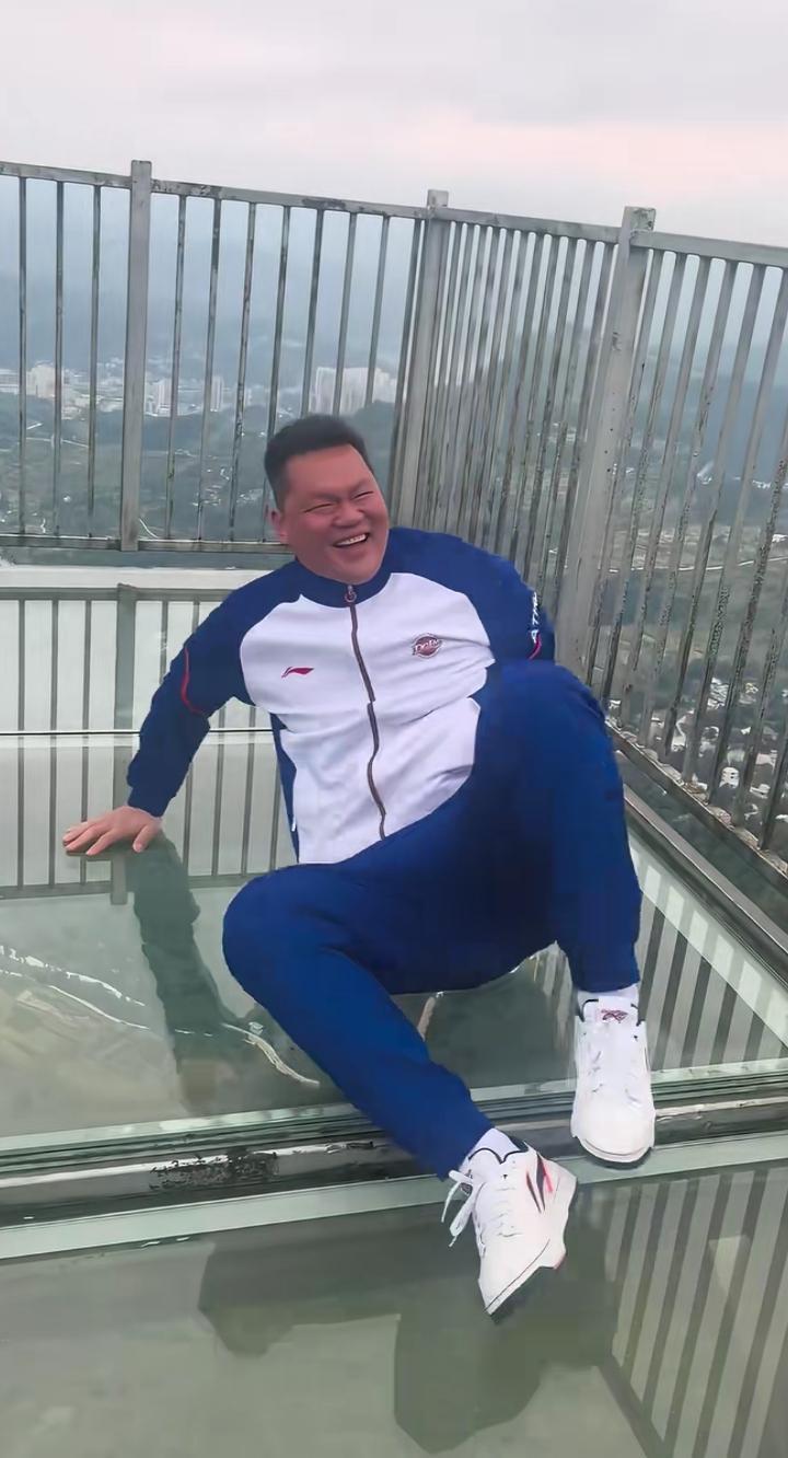 强如朱总，也要在这玻璃栈道上爬着走！[笑着哭]