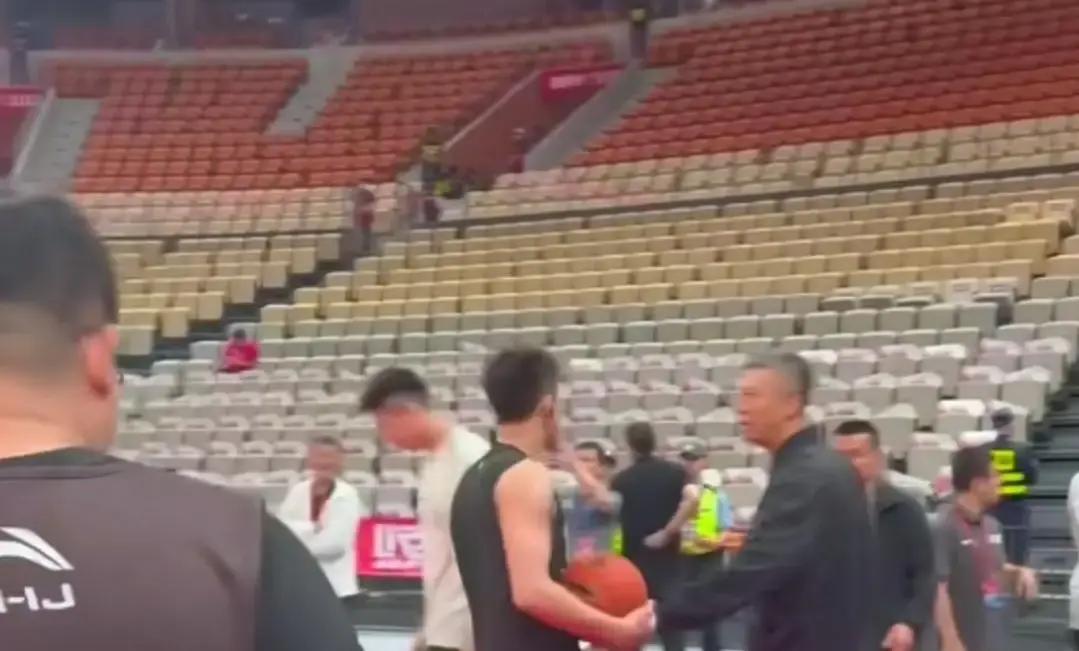 郭士强推开训练馆门，不是给郭艾伦送“入场券”，是去亲手撕掉它。他蹲在正在冰