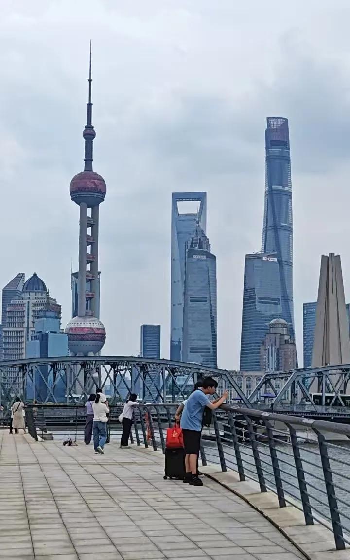 到上海旅游第四天了，上海外滩区去了，陆家嘴夜景看了，南京路去了，苏州河去了（很喜