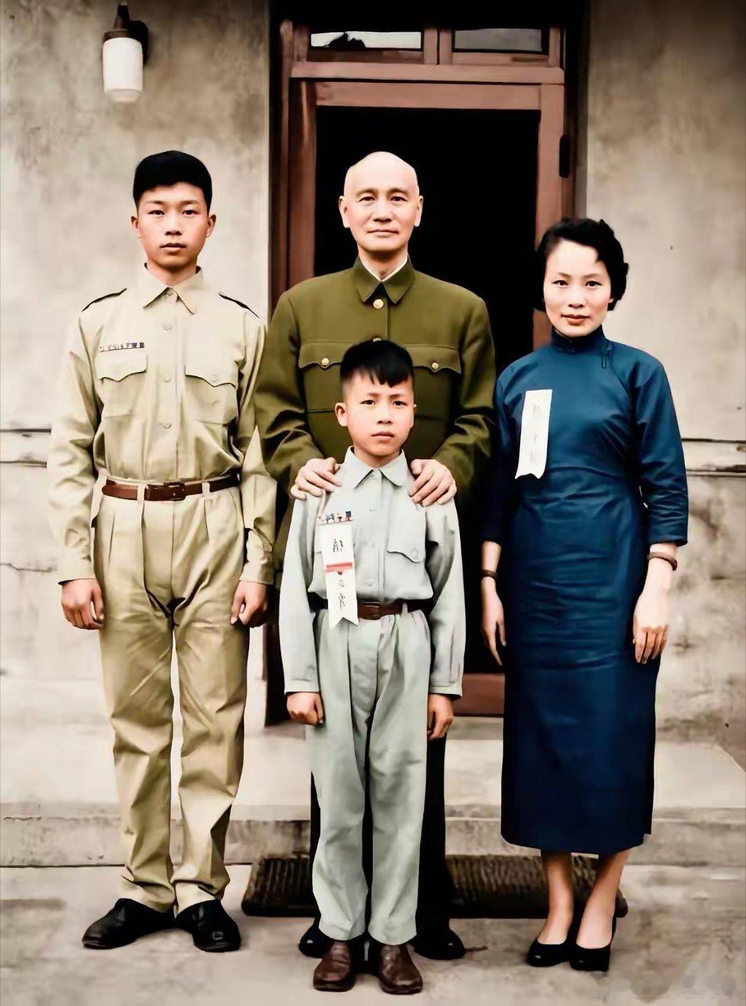 1953年，蒋中正与刚被接到台的戴笠儿媳郑锡英，长孙戴以宽，幼孙戴以昶的合影照片