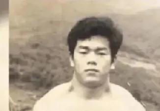 1977年，韩国青年朴兴肃以一敌七，打败了七名拆迁人员，并捶杀其中五人。被捕后，