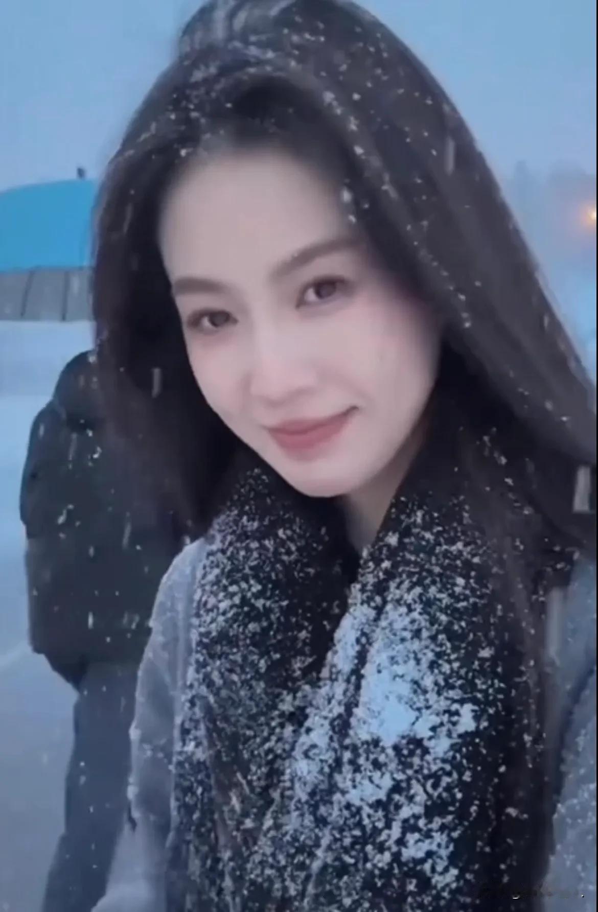 你看，春运时分雪纷纷，回乡行人欲断魂。借问婆家何处有，道人遥指地势坤。别看，你