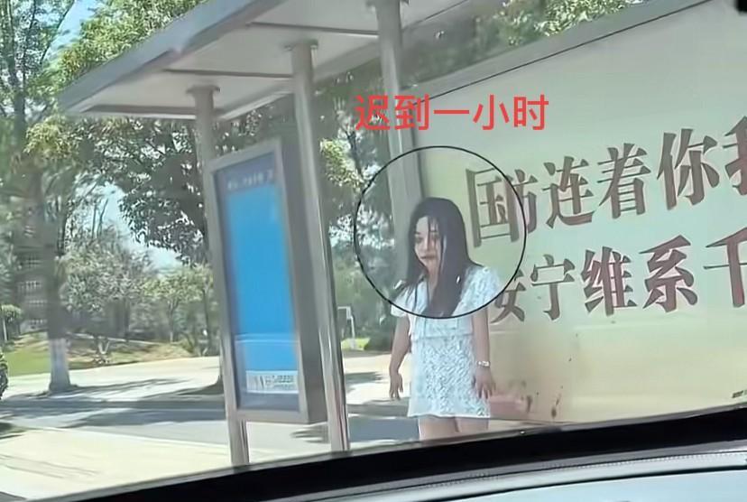 40度的高温天气，网友接老婆迟到了一个小时的时间，看着这表情真的快要熟透了～