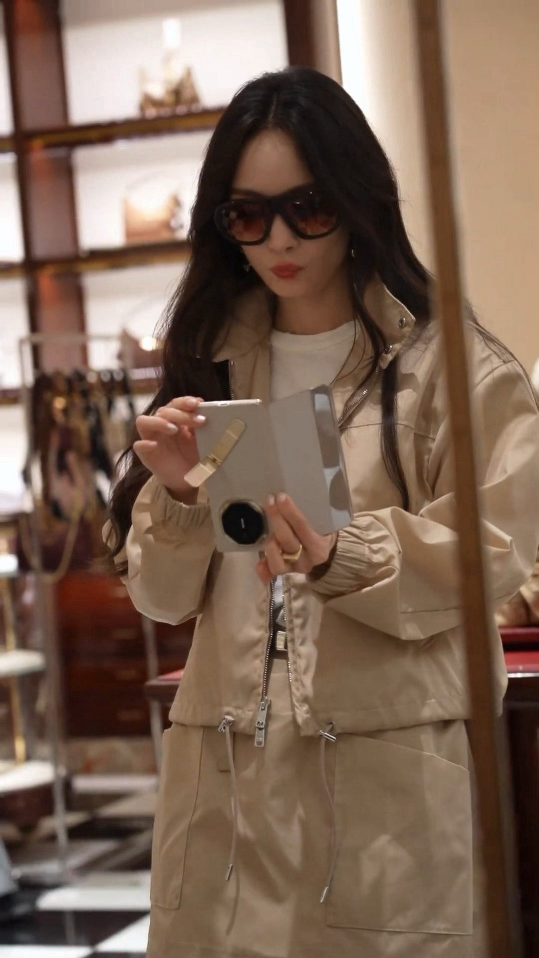 Prada代言人杨幂prada官方发布了杨幂探店和佩戴CouleurVic