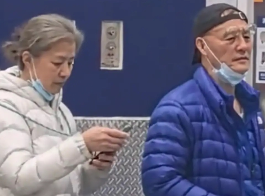 迟蓬老师和老公智磊去吃自助餐俩人好接地气啊有网友偶遇迟蓬老师，她是去年最出圈的