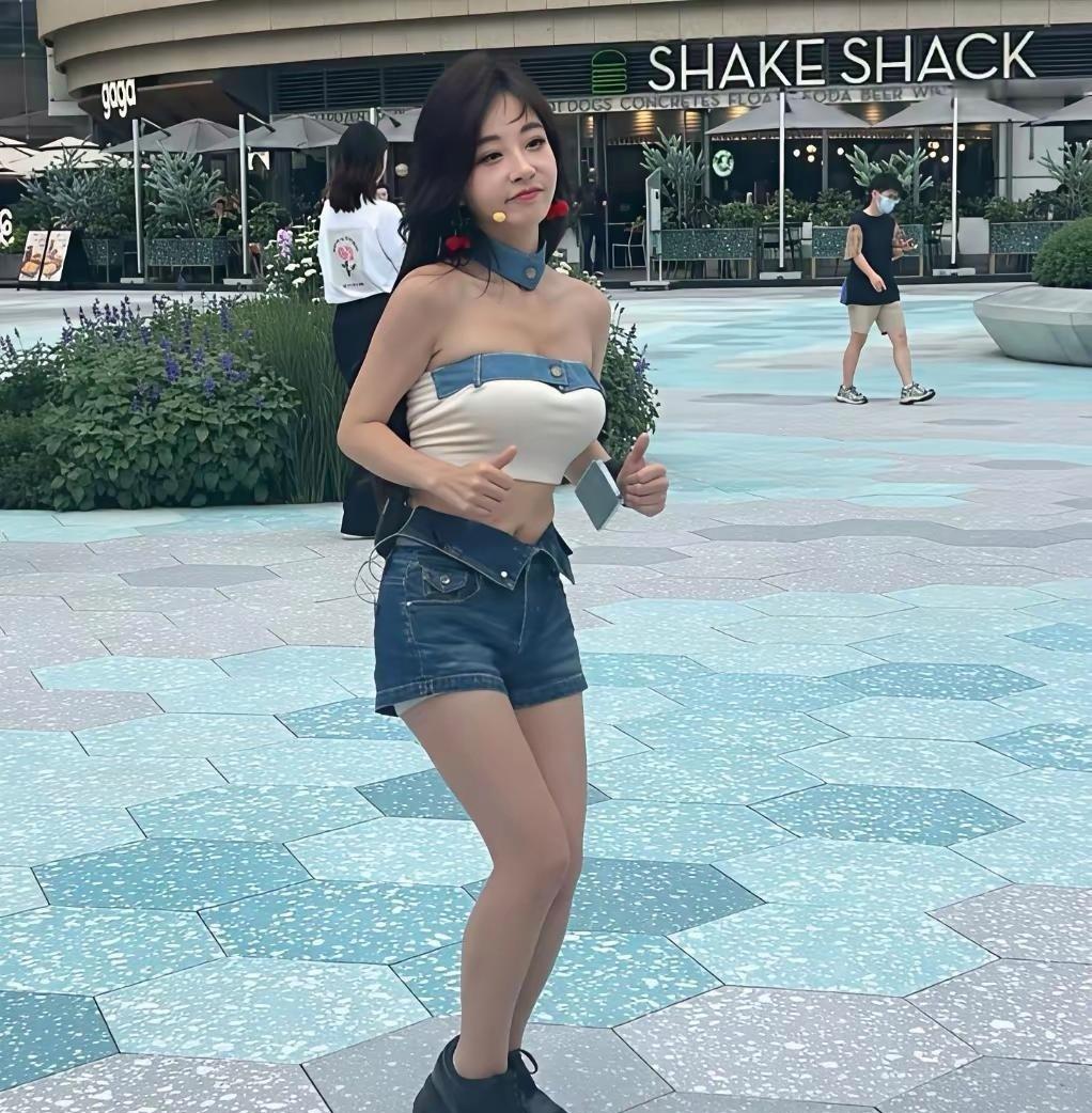 冯提莫去掉美颜的真实样子，和线上差别大吗​​​