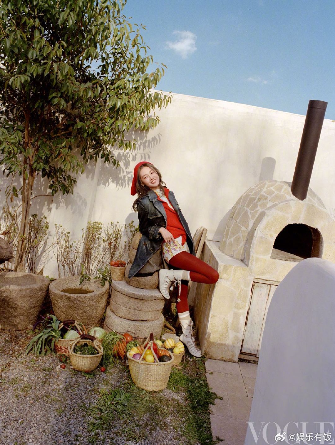 苗苗带着羊兔鸡出了一次通告苗苗草田之上名字是郑恺想的苗苗VOGUE4月刊大片