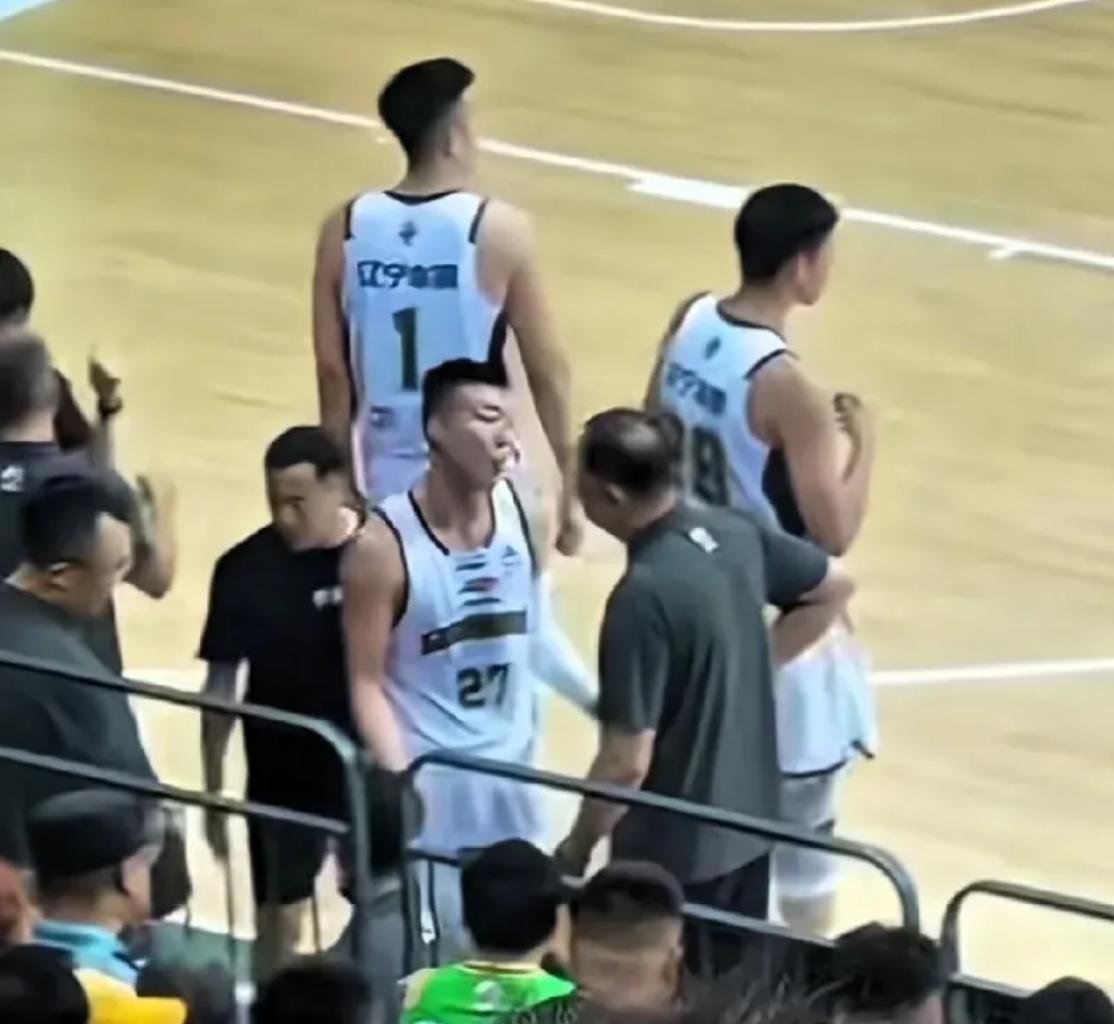 辽宁男篮俞泽辰这脾气太大了，居然当众和吴乃群争吵。在辽篮与吉林男篮的热身赛上