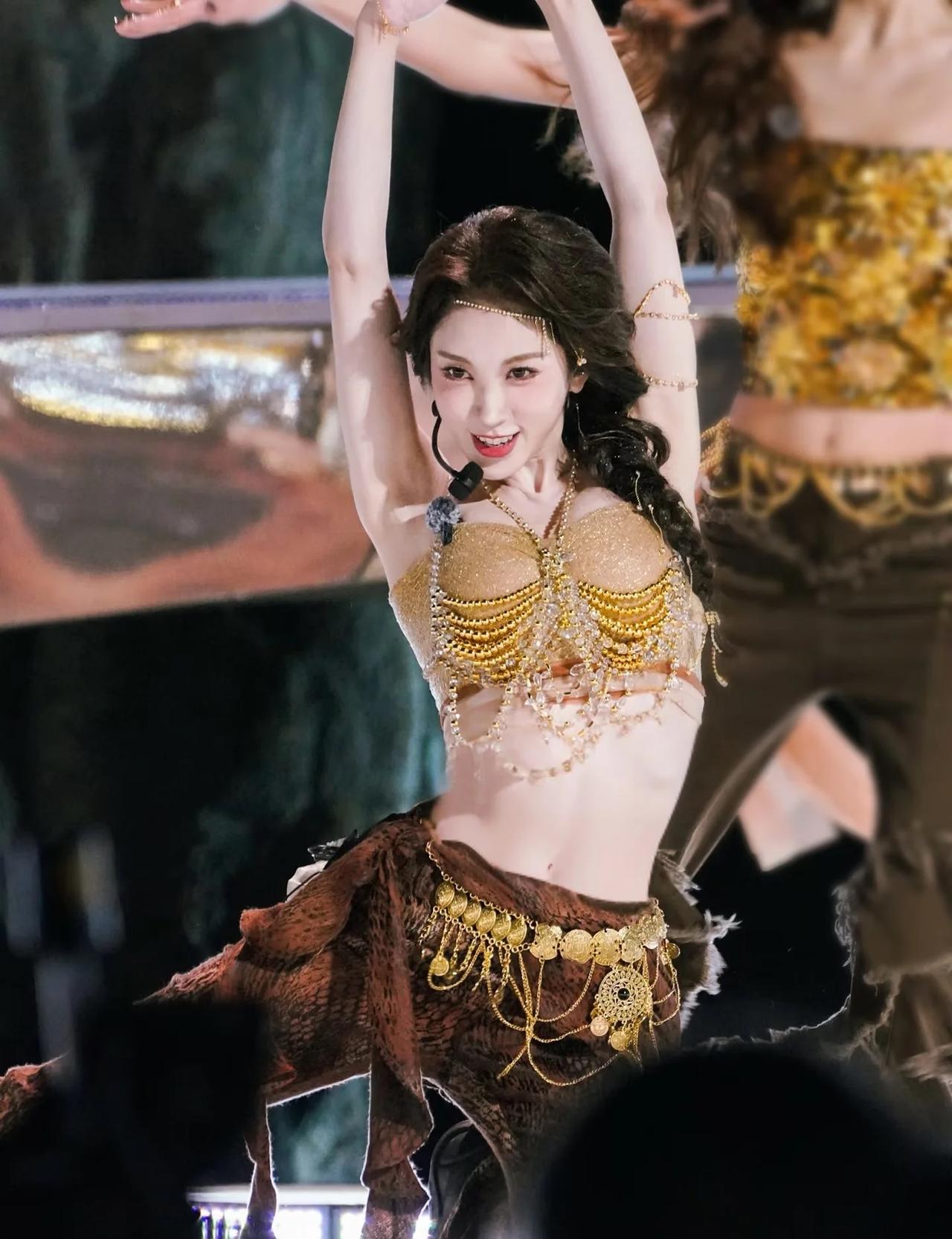 张小婉的经纪人谈娱乐圈潜规则时说：“男艺人现在很危险的。”张小婉吓坏了，连忙阻止