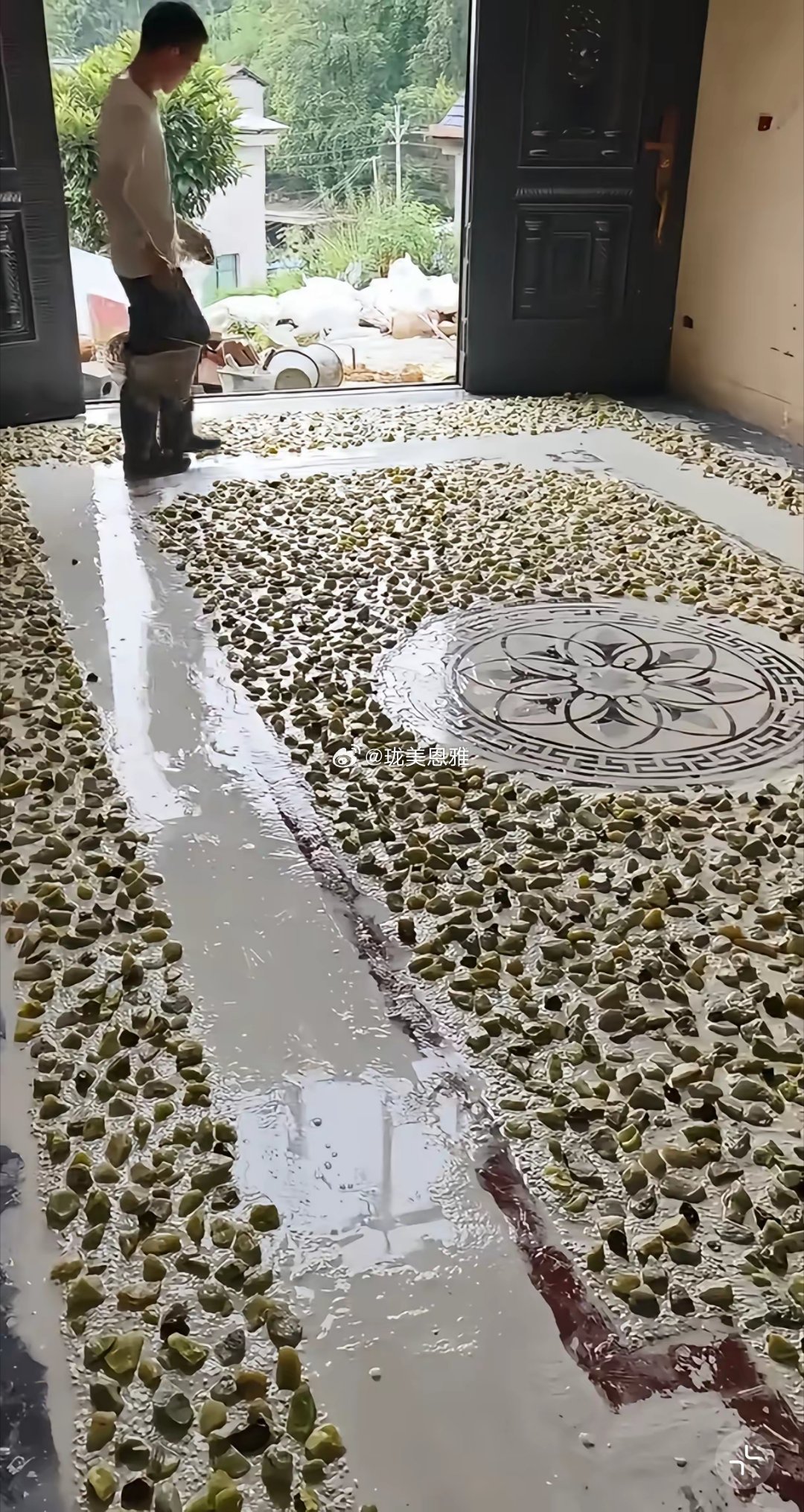 水磨石虽然是老技术，光洁耐磨，好打理老一辈人还是挺喜欢的，过去单位、家庭都用​