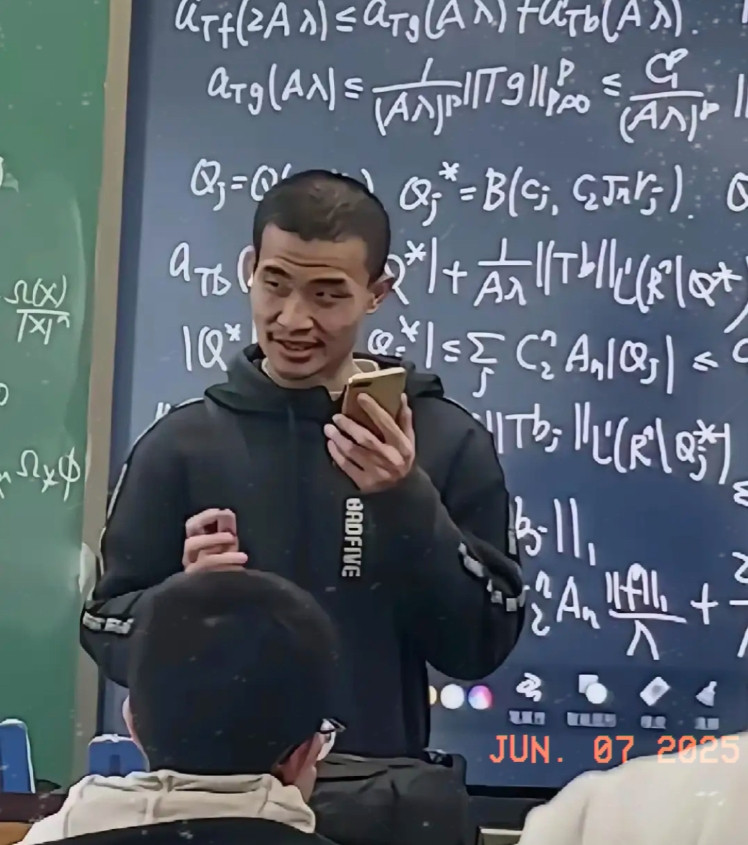 扒了扒韦神家庭才发现，他生活没人照料，真不是故意“苦修”。韦神老家济南街坊讲，他