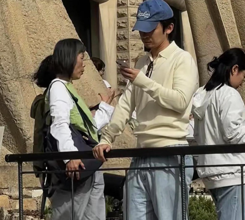 董子健在蛮好的人生中演技很好，他和孙俪都不错。比小巷人家中范丞丞演技强万倍。 
