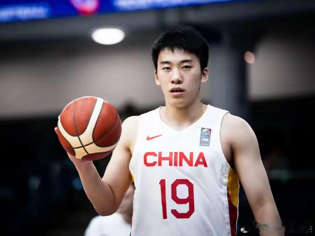 新疆男篮有机会招揽王俊杰吗？当然有机会，王俊杰今年仅仅才21岁，身高2米07是中