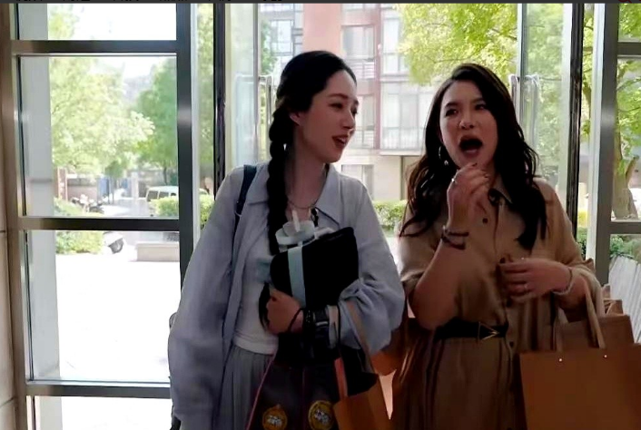 看到郭碧婷那个采访片段真给我整笑了！谢依霖问她是不是经济自由了，结果人家张口