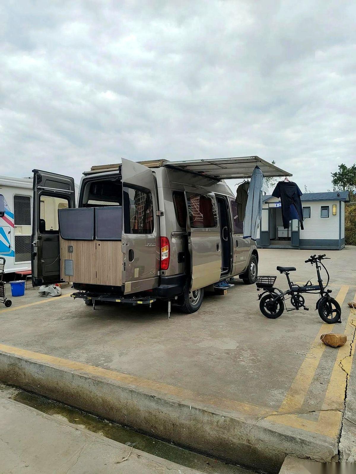 隔壁营地那辆40万的房车门一开，下来一对夫妻，俩人加起来的退休金，还没我一个人高