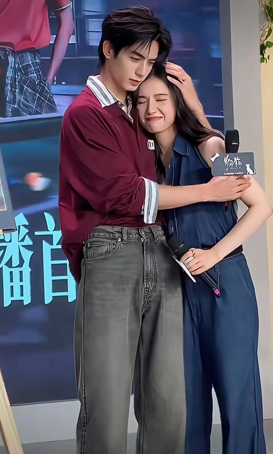 这女的是谁？绝对配不上宋威龙！差太远太远了！[捂脸哭][捂脸哭][捂脸哭]宋威龙啊，