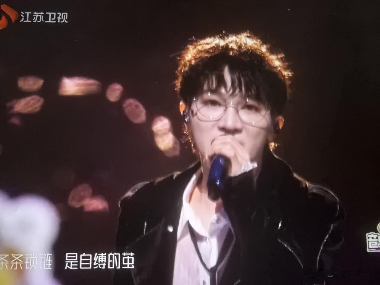 周深绝对是每年跨年晚会的劳模第一人！12月31日晚他一共出现在了四场跨年晚会当