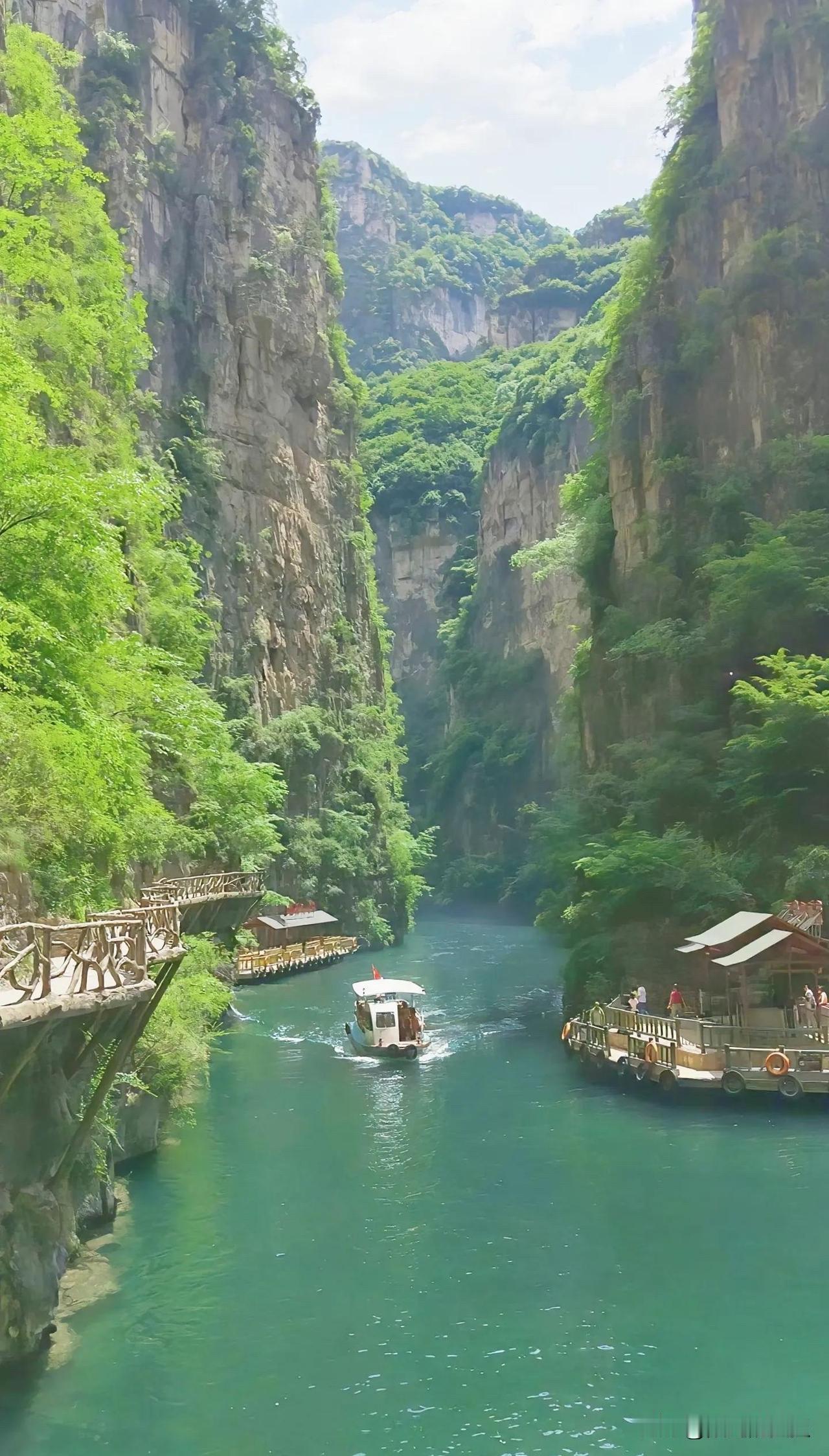 侄子的酒店，这几天火爆了。因为五一马上就要到，酒店的预订量已经超过90%了。而