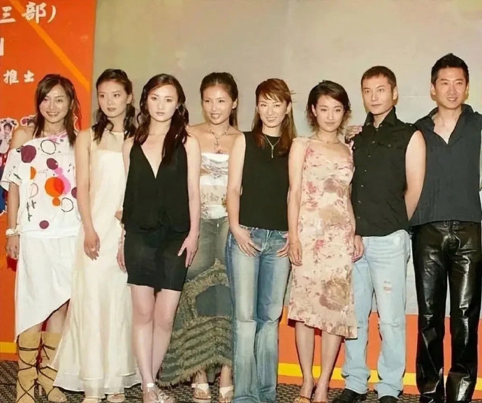 《还珠格格3》当年庆功照，没有滤镜没有美颜，才发现琼瑶的眼光真的毒，女明星都好灵