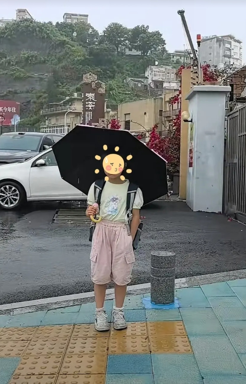 浙江，女子因丈夫出轨带着两个孩子离开夫家，继女背着书包也要跟着离开，女子无奈之下