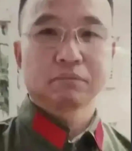 1984年，战士李陶雄中弹牺牲，送葬途中遗体竟两次从车上跌落，护士郑英察觉异样，