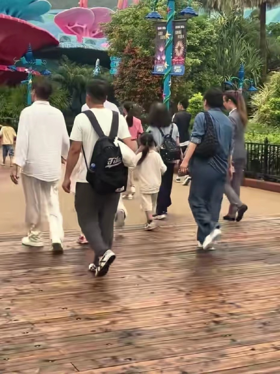 向佐带全家到珠海玩，女儿很黏他，父女俩手牵手，感情超好！弟弟也在一旁，乖乖跟着大