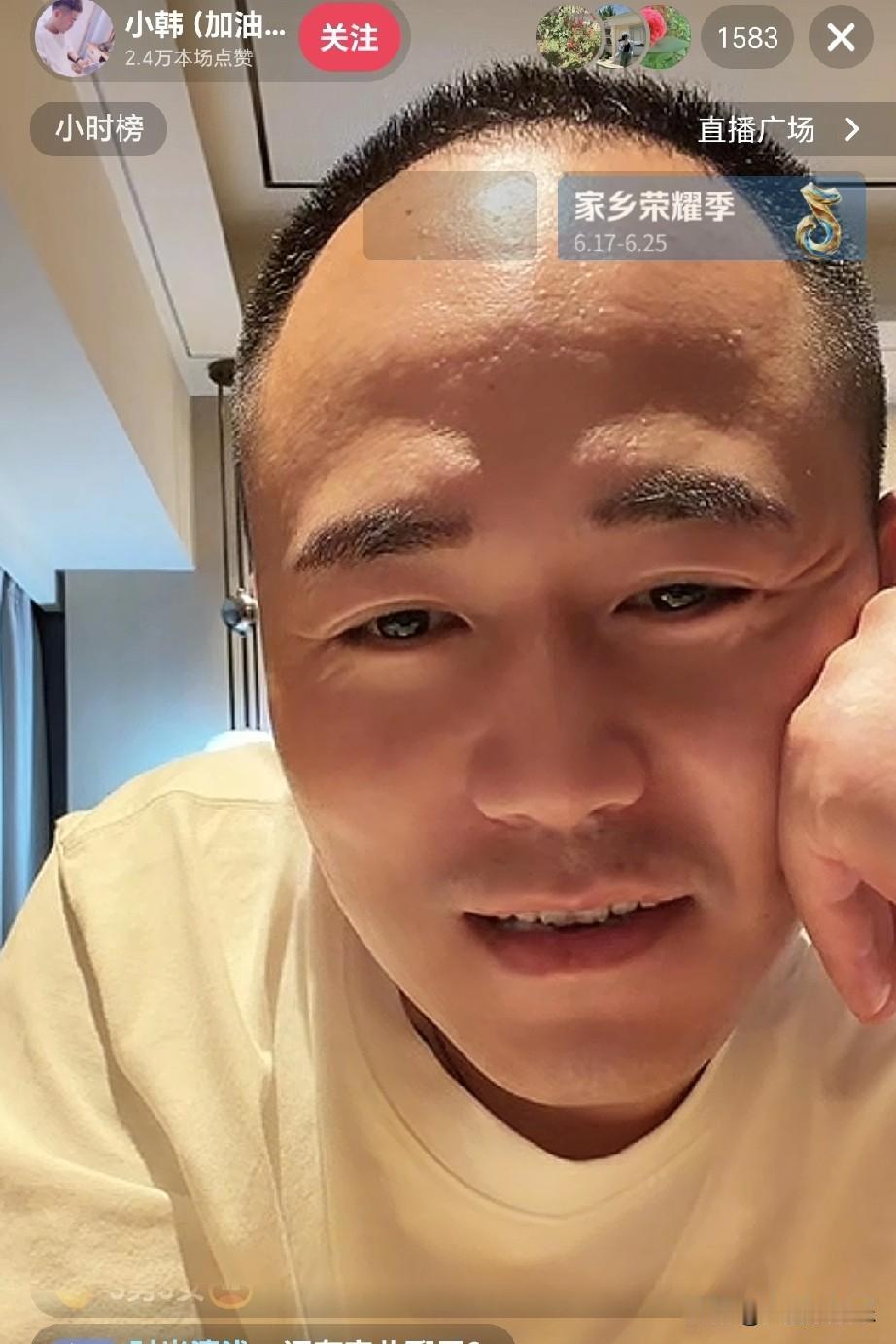 刷到网红小韩带四个娃正在直播，开心的跟网友分享媳妇要生第五胎，一点儿孕反都没
