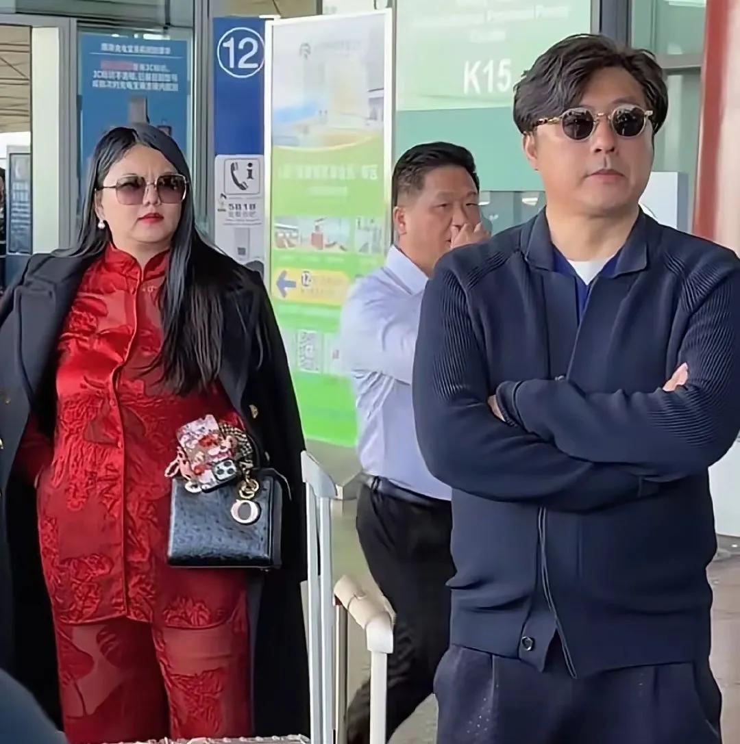 李湘和前夫王岳伦合体回国了，被李湘这真实身材惊诧到了！目测体重得有180斤，3